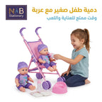 دمية طفل صغير مع عربة